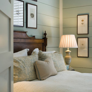 Ejemplo de dormitorio costero con paredes verdes