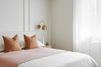 トロントにある広い北欧スタイルのおしゃれな客用寝室 (グレーの壁、ラミネートの床、茶色い床、パネル壁) のインテリア