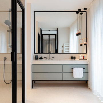 Ein modernes Badezimmer aus Marmor