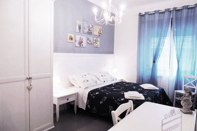 ローマにあるシャビーシック調のおしゃれな寝室のレイアウト