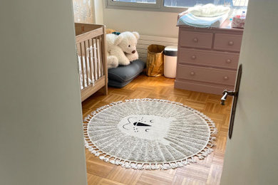 Cette image montre une chambre de bébé minimaliste.