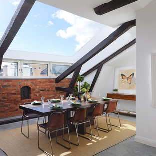 Modern inredning av en matplats, med vita väggar och grått golv