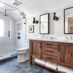 Неиссякаемый источник вдохновения для домашнего уюта: главная ванная комната среднего размера в стиле современная классика с фасадами в стиле шейкер, фасадами цвета дерева среднего тона, душем в нише, раздельным унитазом, белой плиткой, бежевыми стенами, полом из керамогранита, врезной раковиной, столешницей из кварцита, черным полом, душем с распашными дверями и белой столешницей