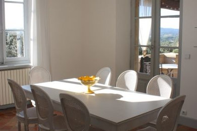 This is an example of a transitional dining room in Marseille.