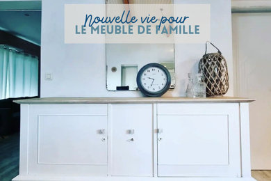 Exemple d'un salon gris et blanc bord de mer de taille moyenne et ouvert avec un bar de salon, un mur blanc, parquet clair, aucune cheminée, un sol gris, poutres apparentes et éclairage.