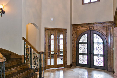 Example of a classic entryway design in Dallas