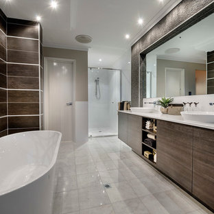 Idee per una grande stanza da bagno padronale moderna con lavabo a bacinella, ante lisce, ante in legno bruno, vasca freestanding, piastrelle marroni e pareti marroni