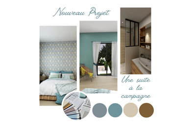 Idée de décoration pour une chambre parentale minimaliste de taille moyenne avec un mur bleu, parquet peint, un sol beige et du papier peint.