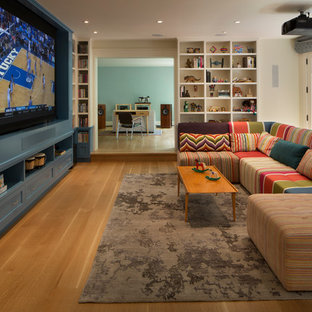サンフランシスコの大きいトランジショナルスタイルのおしゃれな独立型ファミリールーム (白い壁、淡色無垢フローリング、暖炉なし、埋込式メディアウォール) の写真