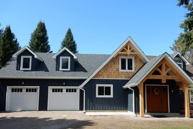 Beach style home design photo in Toronto