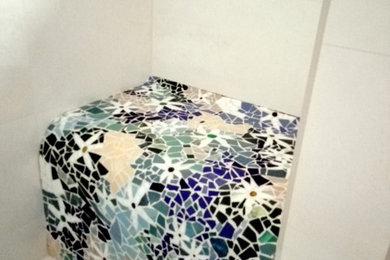 Kleines Mediterranes Duschbad mit braunen Schränken, beigen Fliesen und Keramikfliesen in Nürnberg