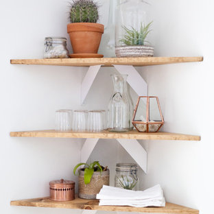 Idées déco pour une petite salle à manger ouverte sur la cuisine sud-ouest américain avec un mur blanc et un sol en bois clair.