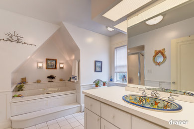 Example of a classic bathroom design in Cleveland