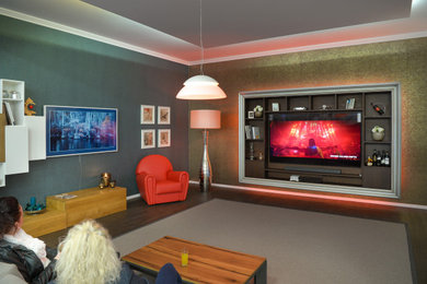 Großes, Offenes Modernes Musikzimmer ohne Kamin mit gelber Wandfarbe, Teppichboden, TV-Wand und grauem Boden in Leipzig