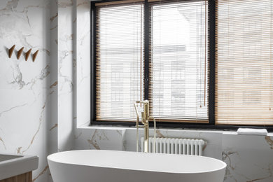 Идея дизайна: главная ванная комната среднего размера, в белых тонах с отделкой деревом в современном стиле с отдельно стоящей ванной, белой плиткой, керамогранитной плиткой, полом из керамогранита и бежевым полом