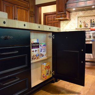 Réalisation d'une grande arrière-cuisine sud-ouest américain en U avec un évier 2 bacs, un placard avec porte à panneau surélevé, des portes de placard en bois sombre, un plan de travail en granite, une crédence beige, une crédence en carreau de céramique, un électroménager en acier inoxydable, un sol en bois clair et un îlot central.