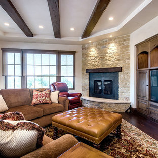 Foto di un grande soggiorno mediterraneo aperto con sala giochi, pareti beige, pavimento in legno massello medio, camino ad angolo, cornice del camino in metallo e parete attrezzata