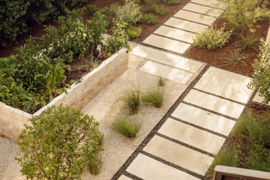 Imagen de jardín moderno en patio delantero con camino de entrada y adoquines de piedra natural