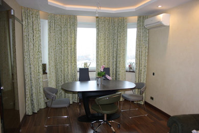 На фото: открытая гостиная комната в стиле неоклассика (современная классика) с бежевыми стенами и коричневым полом с