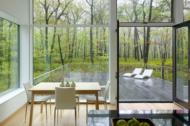 Example of a minimalist dining room design in New York