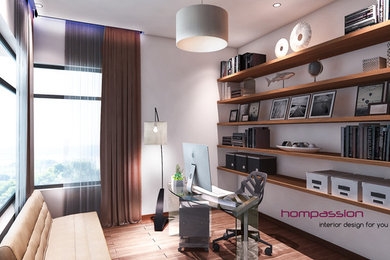 Mittelgroßes Modernes Arbeitszimmer mit Arbeitsplatz, weißer Wandfarbe, hellem Holzboden und freistehendem Schreibtisch in Sonstige