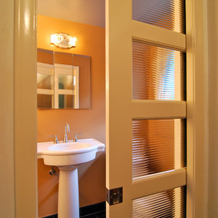 Ispirazione per una piccola stanza da bagno padronale minimalista con lavabo a colonna, piastrelle nere, pareti arancioni e pavimento in ardesia