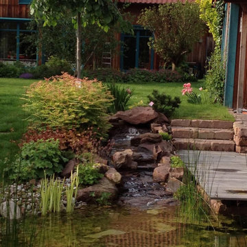 Schwimmteich mit Bachlauf, Holzsteg und Sitzplatz