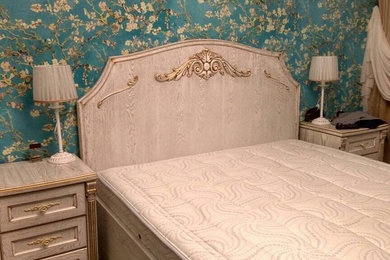 Imagen de dormitorio principal clásico de tamaño medio sin chimenea con paredes multicolor, suelo laminado y suelo beige