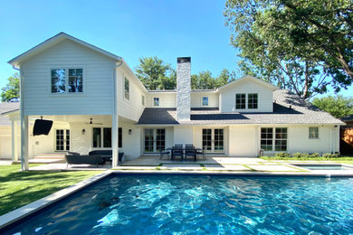 Example of a transitional patio design in Dallas