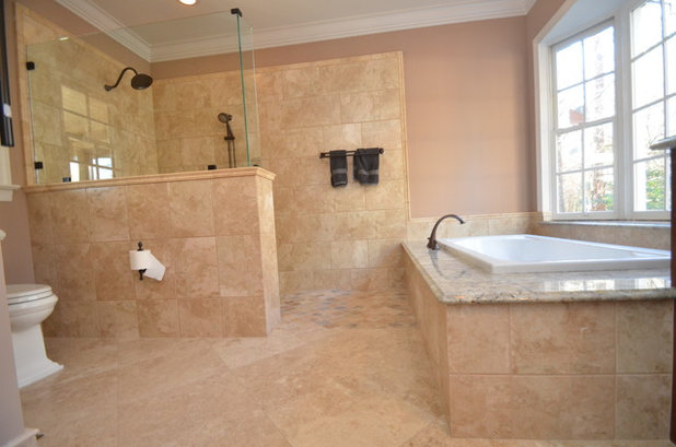 Современный Ванная комната by Splash Galleries, Inc.