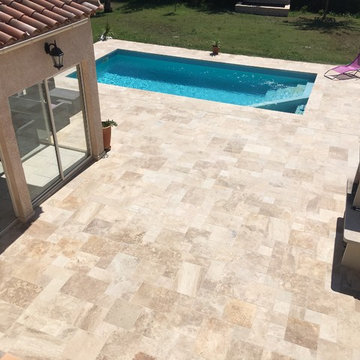 Terrasse et contour de piscine en travertin