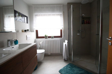 Modernes Badezimmer mit braunen Schränken und eingebautem Waschtisch in Sonstige