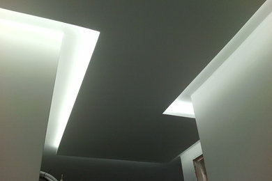 Immagine di un ingresso minimalista di medie dimensioni con pareti bianche