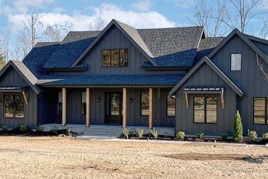 Traditional exterior home idea in Toronto