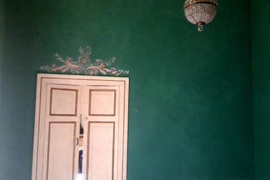 Свежая идея для дизайна: изолированная гостиная комната среднего размера в классическом стиле с зелеными стенами - отличное фото интерьера