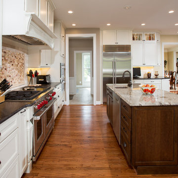 Letting Light and Dark Colors Combine in an Oakton VA home