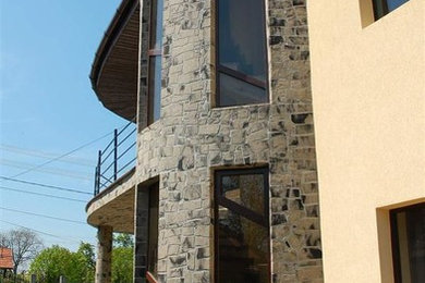 Diseño de fachada gris actual con revestimiento de piedra