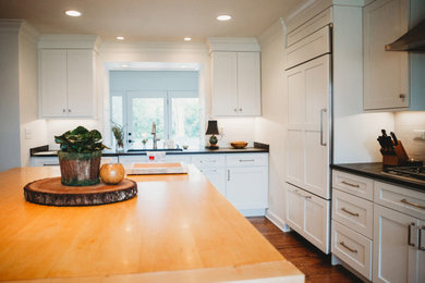 Kitchen - modern kitchen idea in Nashville