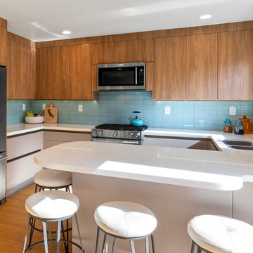 Warm Mid-Century-Modern Kitchen