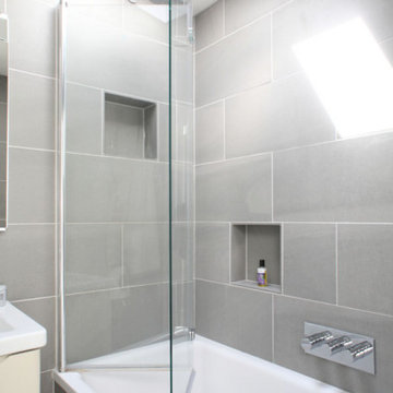 Fold flat bath screen