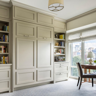 Неиссякаемый источник вдохновения для домашнего уюта: рабочее место в стиле современная классика с бежевыми стенами, ковровым покрытием и отдельно стоящим рабочим столом