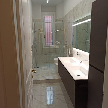 bagno gress effetto marmo con doccia zona finestra