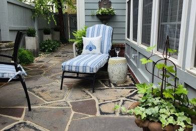Imagen de patio clásico renovado de tamaño medio en patio con jardín de macetas