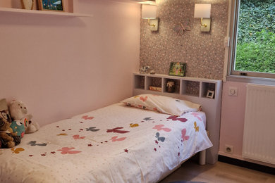 Inspiration pour une chambre d'enfant de 4 à 10 ans traditionnelle de taille moyenne avec un mur rose, sol en stratifié et un sol beige.
