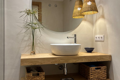 他の地域にある小さなコンテンポラリースタイルのおしゃれな浴室 (オープン型シャワー、セメントタイルの床、壁付け型シンク、グレーの床) の写真