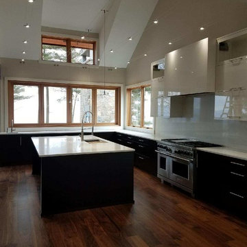 Modern Kitchen with Dark Lower Cabinets and White Uppers