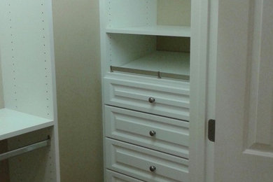 Imagen de armario de hombre tradicional de tamaño medio con armarios con paneles con relieve, puertas de armario blancas y suelo de madera clara