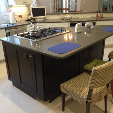 Schuler Cabinetry - Sugar Creek Door in Maple with Irish Creme and Onyx Finishes