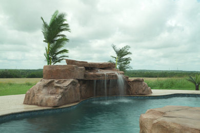 Example of a mountain style pool design in Austin