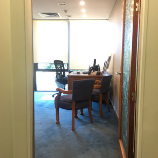 Aménagement d'un grand bureau contemporain avec un mur marron, moquette, un bureau indépendant et un sol turquoise.